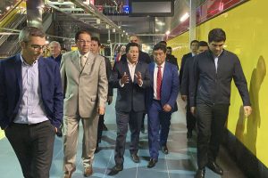 Personas elegantes caminando dentro de una estación del Metro