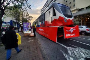 Maqueta de vagón de tren movilizándose sobre una plataforma por la calle