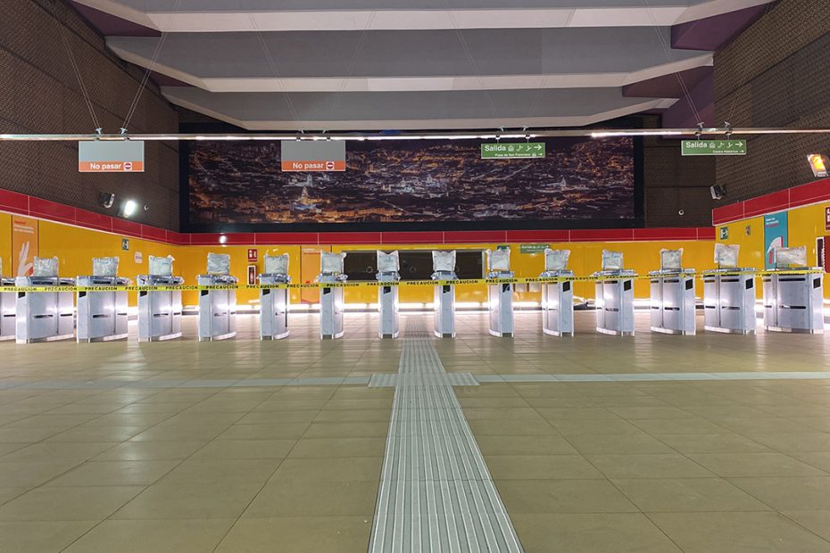 Continúa el proceso de instalación y pruebas de los controles de peaje con pantallas (CPP) en las estaciones del Metro de Quito.