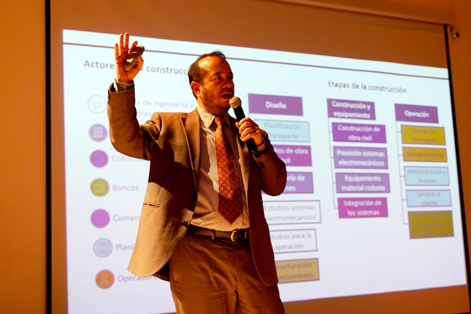 El 9 de diciembre el gerente del Metro de Quito dictó una conferencia sobre la construcción de un metro, desde la concepción de la idea hasta la operación.