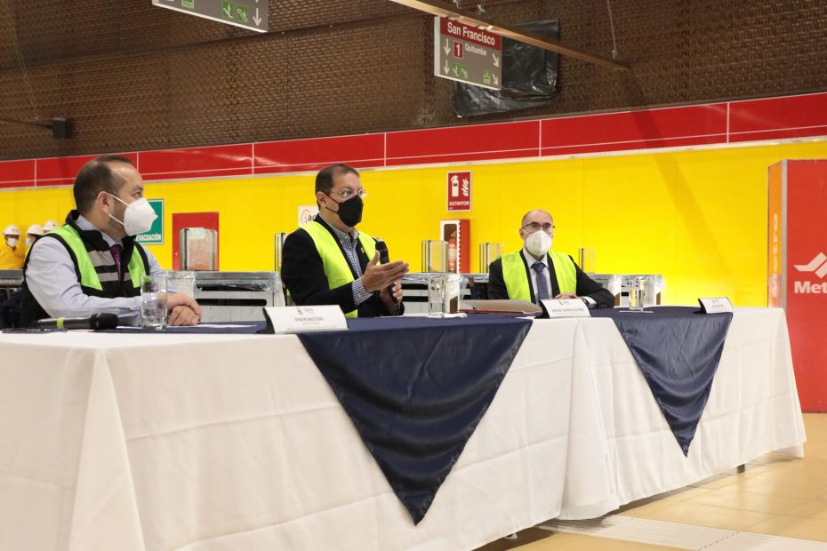 El estructurador técnico entregó los parámetros técnicos específicos para la explotación (operación y mantenimiento) al alcalde Santiago Guarderas, este 13 de enero.