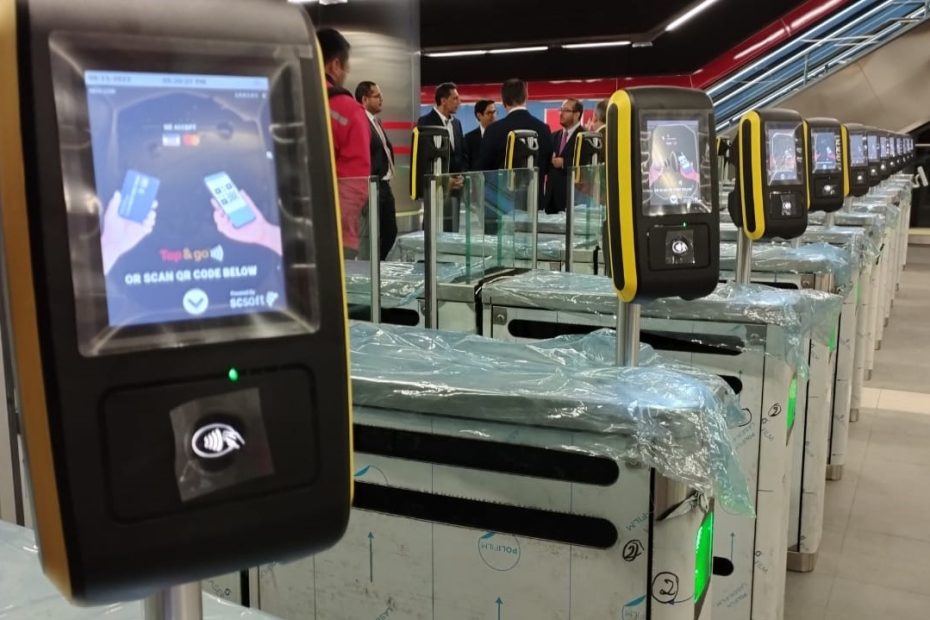 Avanza la implementación del sistema integrado de recaudo con la instalación de validadores en las estaciones del Metro de Quito.