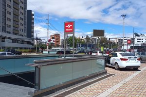 El Metro de Quito presentó la denuncia en fiscalía ante actos de vandalismo en un acceso de la estación Carolina.