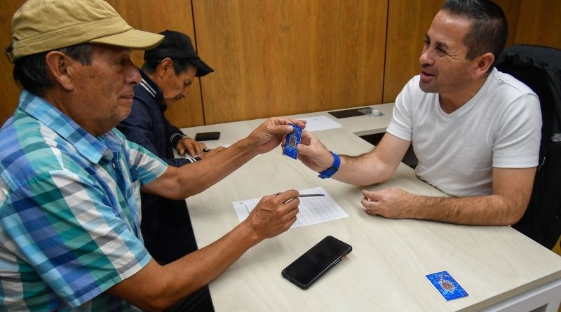 La primera jornada de entrega de la Tarjeta Ciudad para el Metro de Quito tuvo gran acogida por parte de la ciudadanía.