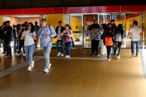 La operación del Metro de Quito dinamiza el comercio y turismo en el Centro Histórico con movilidad fácil desde la estación San Francisco.