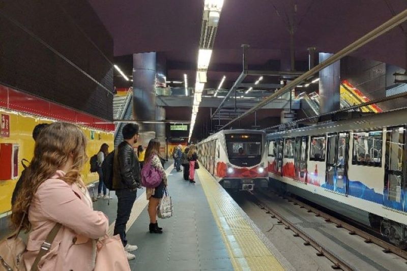 En el contexto del estado de excepción, el Metro de Quito opera con 14 estaciones abiertas con un acceso habilitado hasta las 22h00.
