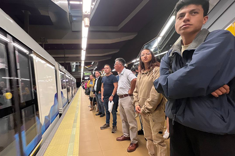 El perfil promedio del usuario del Metro de Quito es un hombre quiteño de clase media, trabajador que viaja en la mañana de sur al centro.