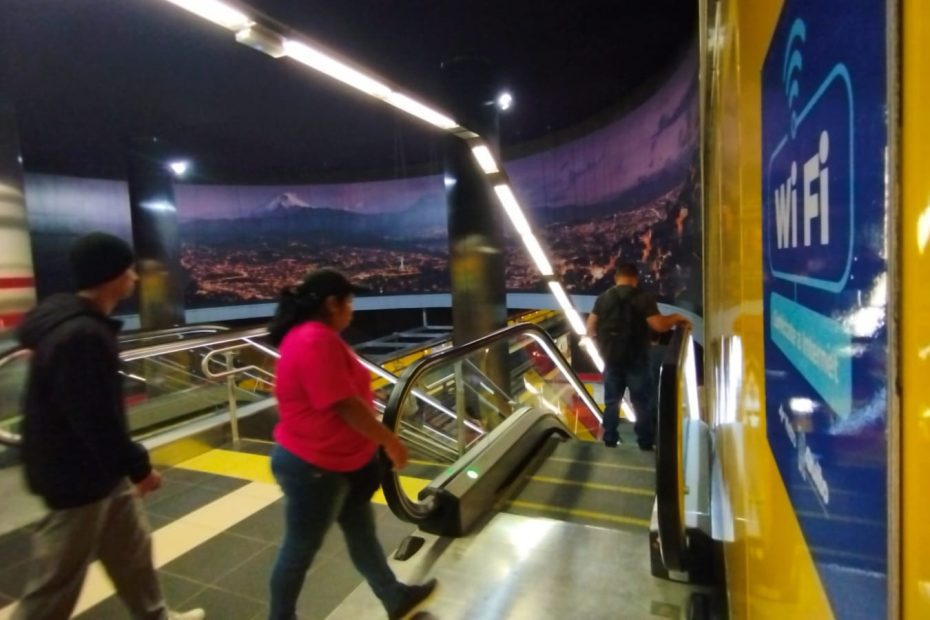 Metro de Quito está implementando una red pública de internet gratuitp disponbile al momento en dos de las 15 estaciones.