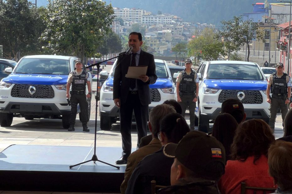 El Municipio de Quito entregó 5 camionetas para la Policía Metro que estarán en las estaciones multimodales para apoyo efectivo a incidentes.