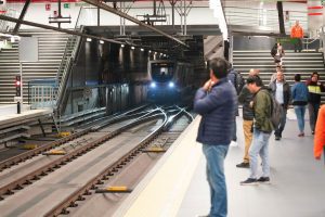 La frecuente limpieza del túnel del Metro de Quito permite aumentar los períodos de activación del sistema de ventilación de los trenes.