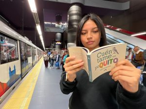 Postales con códigos QR, entrega de libros y actividades lúdicas para incentivar la lectura en estaciones y trenes del Metro de Quito.