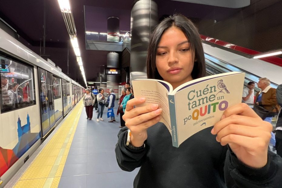 Postales con códigos QR, entrega de libros y actividades lúdicas para incentivar la lectura en estaciones y trenes del Metro de Quito.