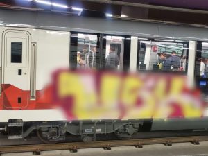 Metro de Quito presentó una denuncia ante quienes llevaron a cabo un acto de vandalismo en contra de uno de los trenes.