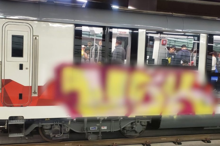 Metro de Quito presentó una denuncia ante quienes llevaron a cabo un acto de vandalismo en contra de uno de los trenes.
