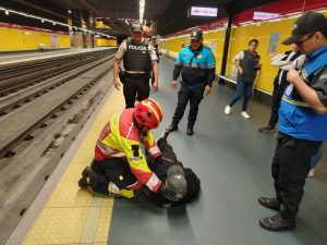 Trabajo conjunto entre la Empresa Operadora, Policía Metro y Cuerpo de Bomberos permitió atender a la persona que cayó a las rieles.