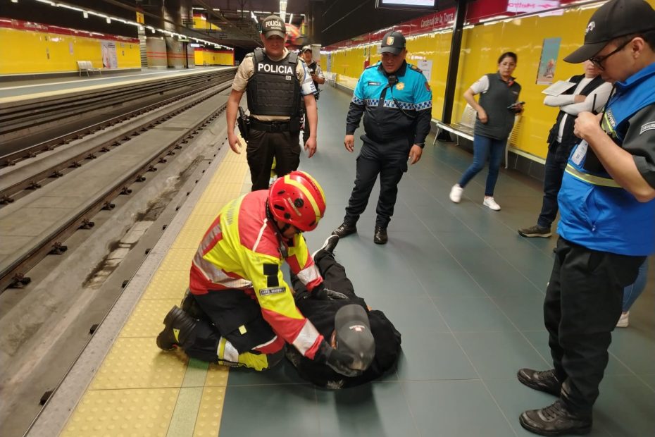 Trabajo conjunto entre la Empresa Operadora, Policía Metro y Cuerpo de Bomberos permitió atender a la persona que cayó a las rieles.