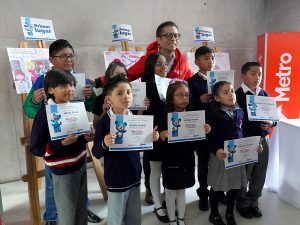 En una emotiva celebración se premió a los ganadores del concurso de pintura «Mi Metro a Colores» en la estación San Francisco.