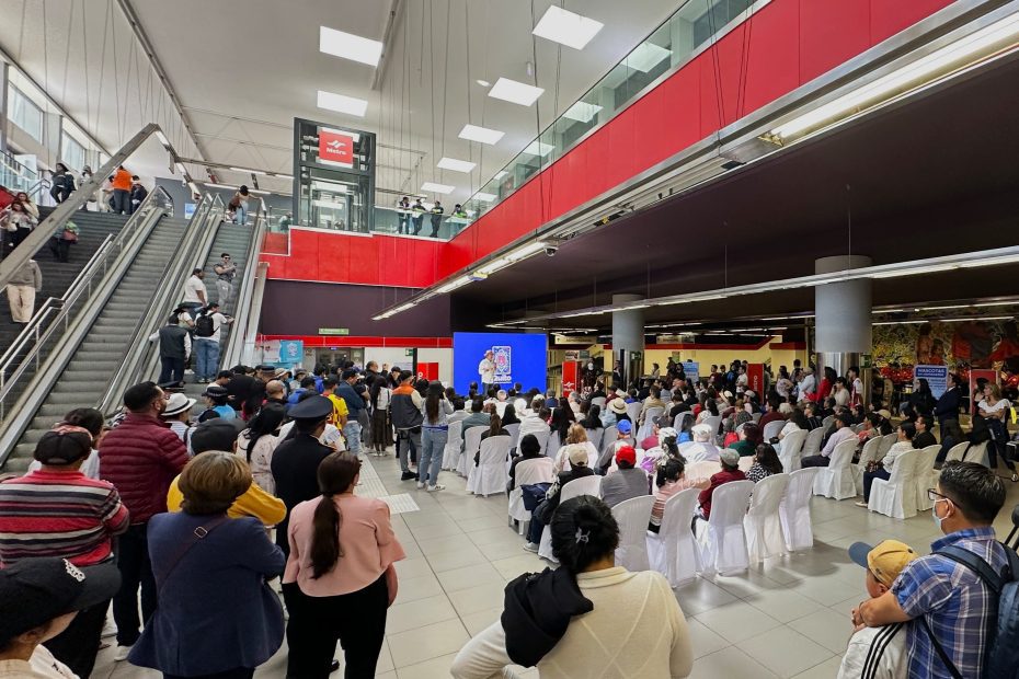 La estación Labrador se llenó de música y arte para celebrar el primer aniversario del Metro de Quito con un reconocimiento a sus usuarios.