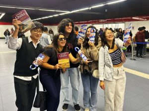 Los trenes del Metro de Quito se llenaron de adornos colgantes con lecturas que invitan a detenerse y dejarnos llevar por la imaginación.