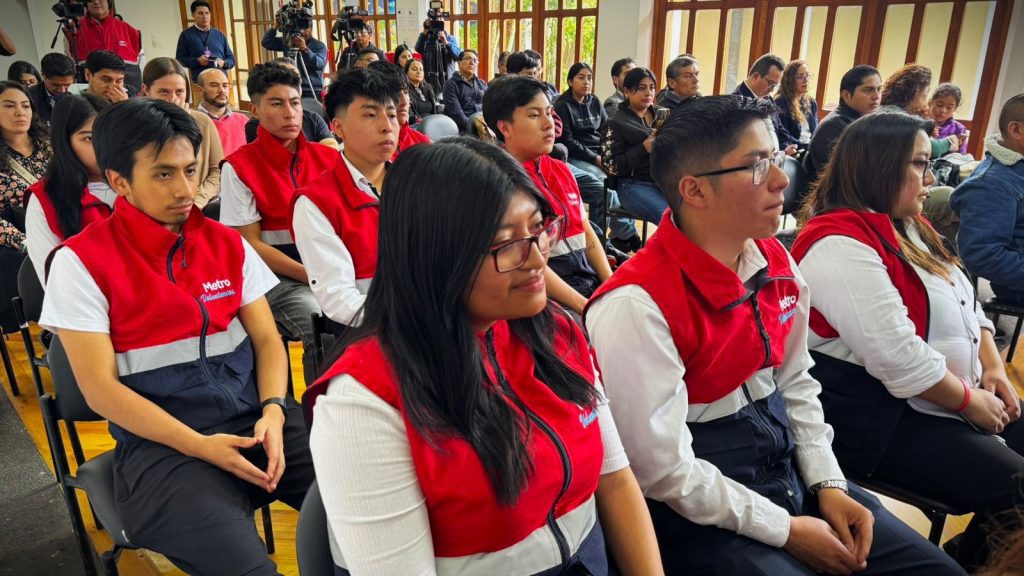 Un equipo de 11 voluntarios dedicaron más de 200 horas de servicio comunitario en estaciones y trenes ayudando a fortalecer la Cultura Metro.
