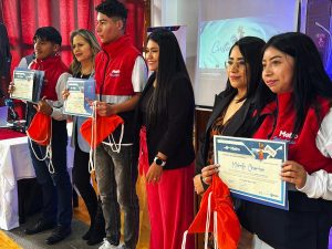 Un equipo de 11 voluntarios dedicaron más de 200 horas de servicio comunitario en estaciones y trenes ayudando a fortalecer la Cultura Metro.