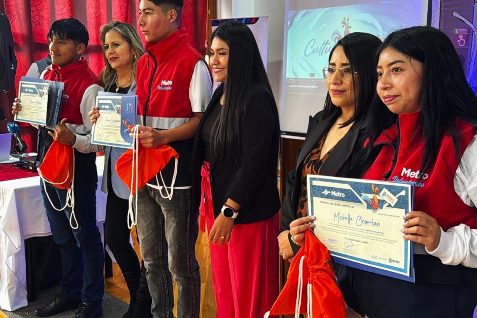 Un equipo de 11 voluntarios dedicaron más de 200 horas de servicio comunitario en estaciones y trenes ayudando a fortalecer la Cultura Metro.