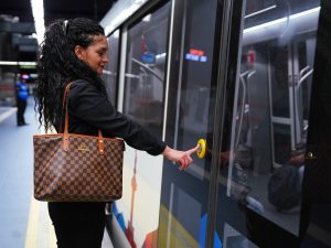 En horas de menor afluencia, las puertas del Metro de Quito se abrirán pulsando un botón; en horas pico se mantendrá la apertura automática.