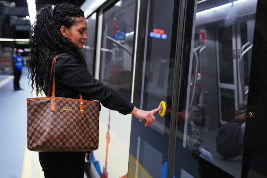 En horas de menor afluencia, las puertas del Metro de Quito se abrirán pulsando un botón; en horas pico se mantendrá la apertura automática.