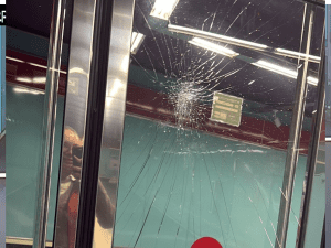 Un usuario en aparente estado de intoxicación provocó un altercado que terminó en el daño de una puerta en la estación Carolina del Metro de Quito.