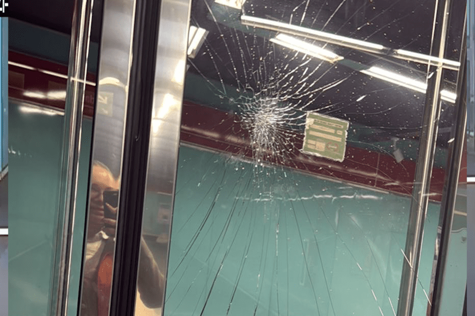 Un usuario en aparente estado de intoxicación provocó un altercado que terminó en el daño de una puerta en la estación Carolina del Metro de Quito.