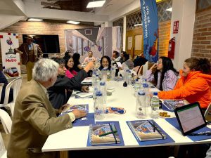 En un conversatorio vecinos dialogaron para rescatar memorias que reconstruyen la historia de barrios cercanos a las estaciones del Metro.