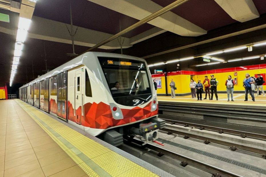 Desde este lunes 28 de julio, el tren UT 16, inició su recorrido por los rieles para brindar su servicio a toda la ciudadanía.