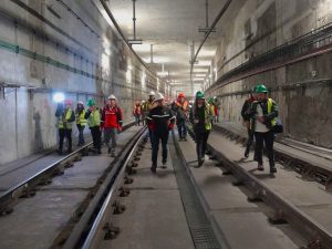 Periodistas recorrieron Talleres y Cocheras y caminaron por la vía del tren hasta la estación Quitumbe viendo los trabajos de mantenimiento.