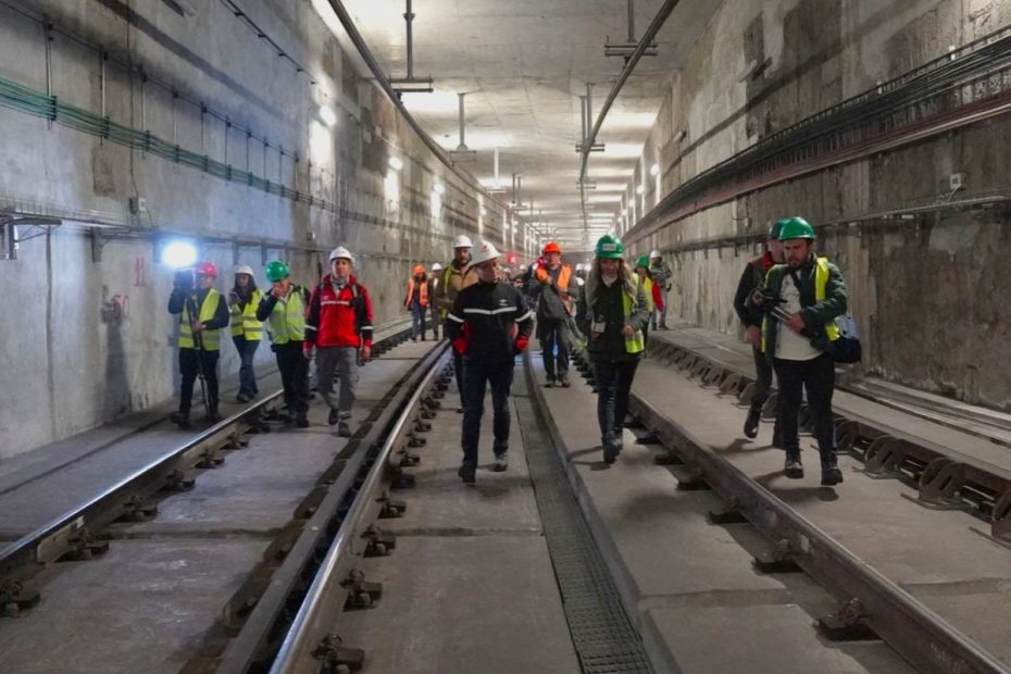 Periodistas recorrieron Talleres y Cocheras y caminaron por la vía del tren hasta la estación Quitumbe viendo los trabajos de mantenimiento.