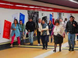 Seis estaciones del Metro de Quito cuentan con exhibiciones que decoran las paredes para deleitar a quienes se movilizan por la capital.