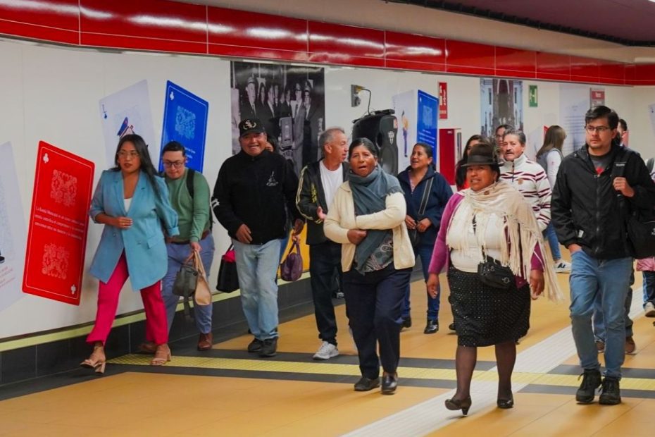 Seis estaciones del Metro de Quito cuentan con exhibiciones que decoran las paredes para deleitar a quienes se movilizan por la capital.
