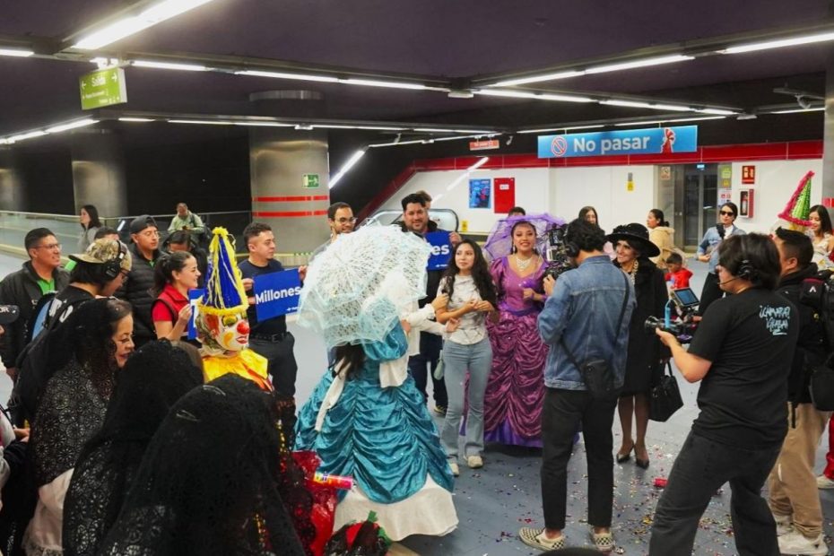Daniela fue el centro de un festejo sorpresa al convertirse en la usuaria del viaje 100 millones del Metro de Quito.