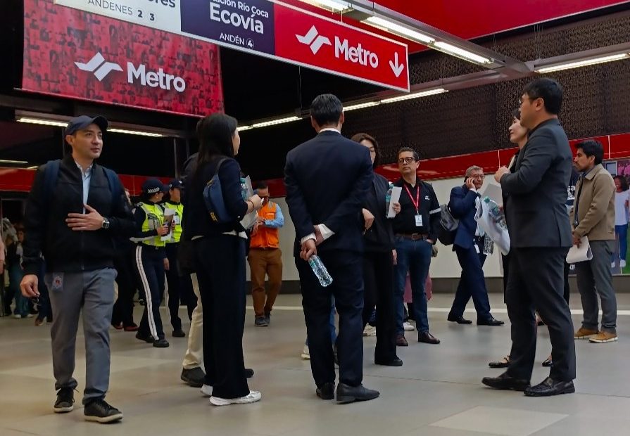 Una delegación de Corea y Banco Mundial recorrió estaciones del Metro de Quito para conocer el avance de accesibilidad en superficie.
