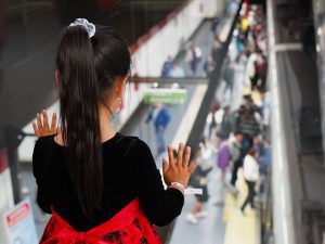 En varias estaciones del Metro de Quito los usuarios conocerán el uso de la aplicación ‘Wawamor’ con información para la crianza de infantes.