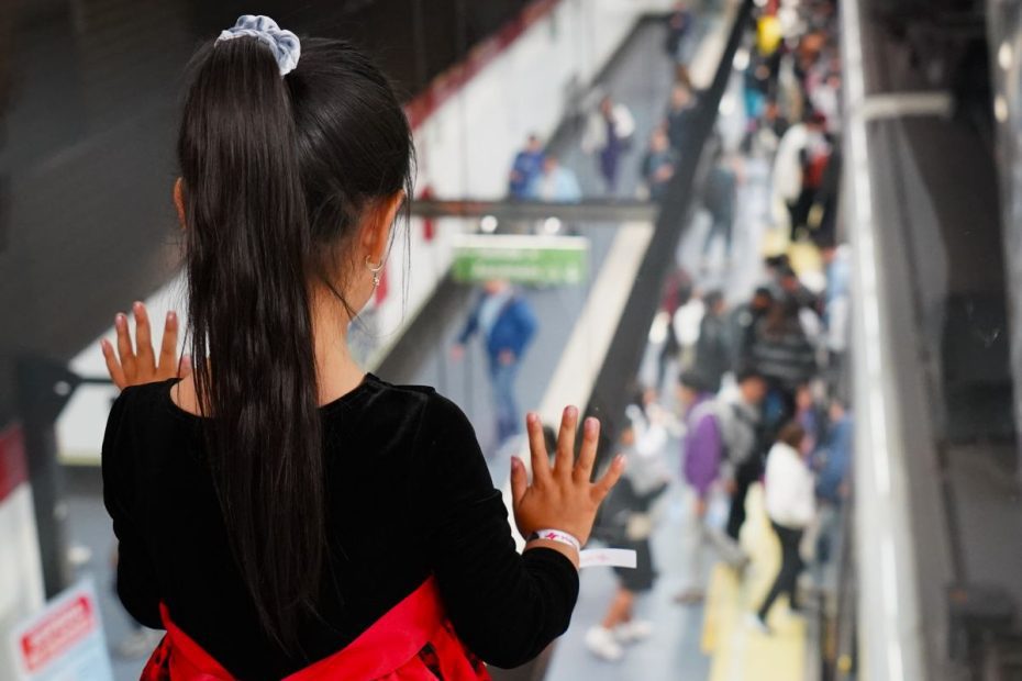 En varias estaciones del Metro de Quito los usuarios conocerán el uso de la aplicación ‘Wawamor’ con información para la crianza de infantes.