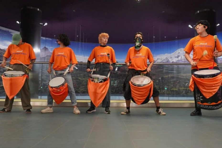 Al sonido de percusión y batucada, cuatro estaciones del Metro de Quito se llenaron de ritmos por el 25N bajo el lema “Metro, mi lugar seguro”.