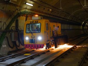 A partir de medianoche, cuando la ciudad descansa y los trenes terminan su jornada, comienza un trabajo silencioso: el reperfilado de rieles.
