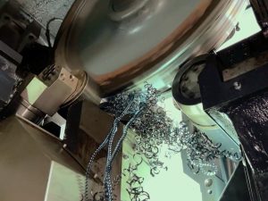 Como parte del mantenimiento preventivo programado del Metro de Quito se ejecutan trabajos de perfilamiento de ruedas de trenes.