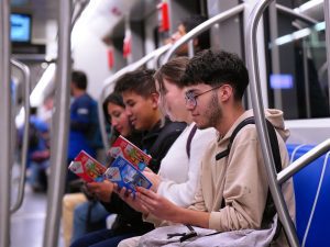 Metro conmemora el Día del Libro con la activación “Palabras que viajan contigo” el 23 de abril desde las 14h00 en la estación San Francisco,