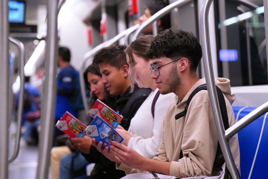 Metro conmemora el Día del Libro con la activación “Palabras que viajan contigo” el 23 de abril desde las 14h00 en la estación San Francisco,