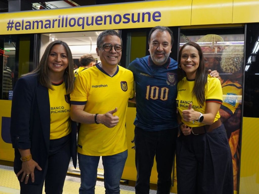 Con imágenes de seleccionados, el primer tren brandeado del Metro inició su recorrido sumándose al ambiente futbolero por el mundial.