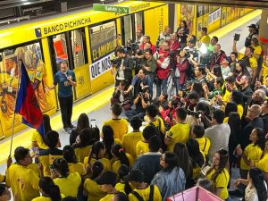 Con imágenes de seleccionados, el primer tren brandeado del Metro inició su recorrido sumándose al ambiente futbolero por el mundial.