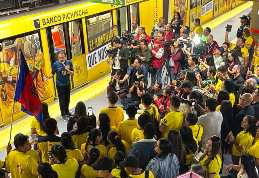 Con imágenes de seleccionados, el primer tren brandeado del Metro inició su recorrido sumándose al ambiente futbolero por el mundial.