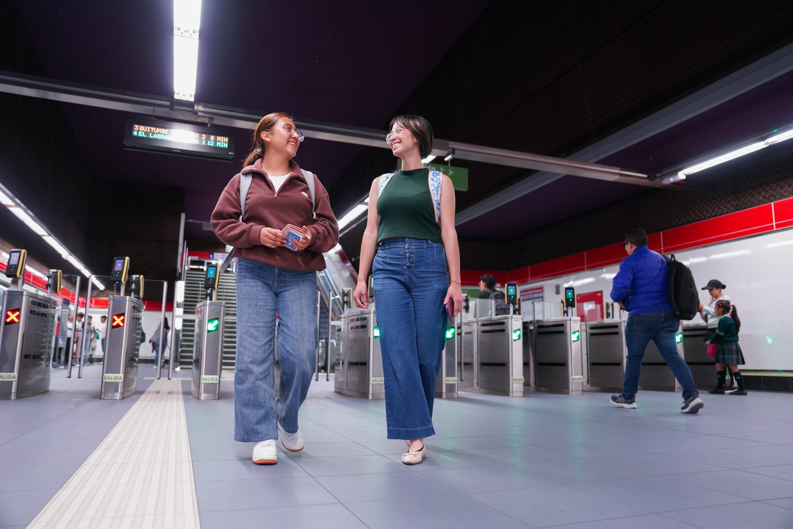 Usuarios del Metro de Quito