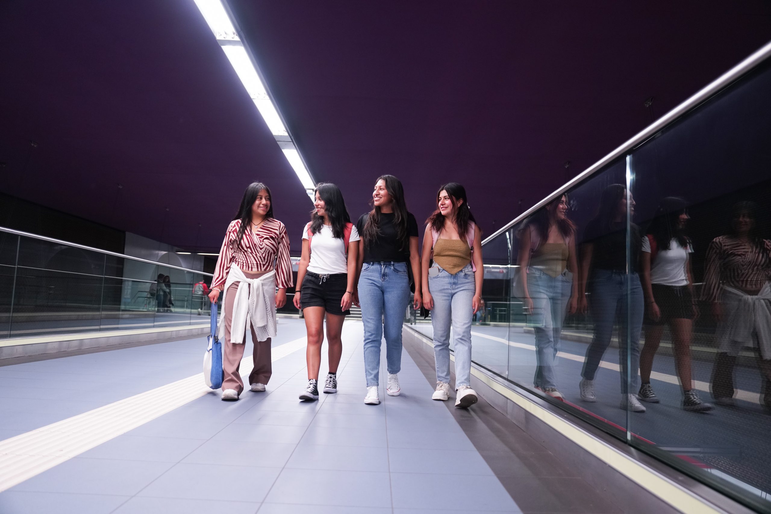 Usuarios del Metro de Quito